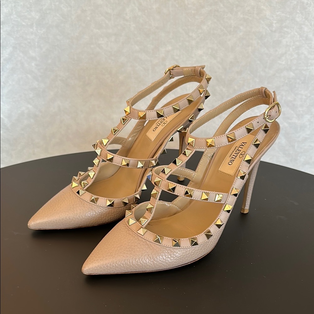 Valentino Garavani Rockstud Pumps in Nude